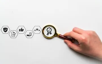 O que é o seguro de bens? Na imagem, itens representando aspectos de uma empresa em alusão à importância de contratar seguro patrimonial empresarial.