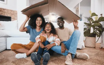 Como funciona o seguro de vida para empresas? Na imagem, família de um funcionário feliz porque está protegida com o seguro de vida empresarial.