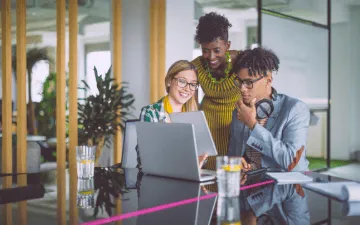 Seguro de estágio é obrigatório? Na imagem, estagiários de uma empresa que contratou o seguro de acidentes pessoais para mantê-los protegidos.