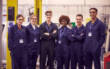 Seguro estagiário: o que cobre? Na imagem, estagiário indo trabalhar na empresa que acabou de contratar o seu seguro de vida para acidentes pessoais.