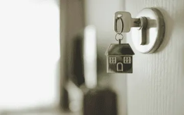Chave na fechadura de um imóvel comercial alugado após empresa contratar o seguro fiança locatícia