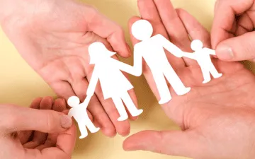 O que é seguro para estagiário? Na imagem, uma estagiária trabalhando na empresa enquanto está protegida com esse tipo de seguro de vida.