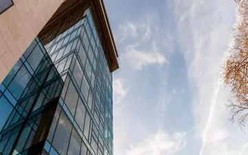 Qual a importância do seguro patrimonial para empresas? Na imagem, prédio de uma empresa protegida pelo seguro de bens.