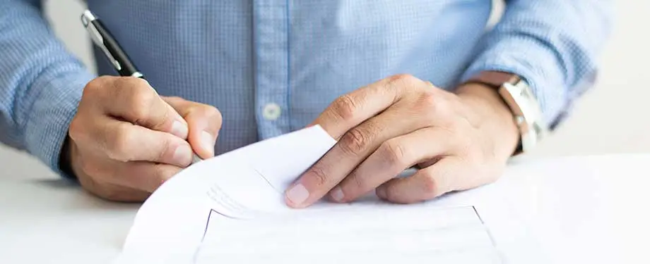 Quais são os tipos de seguros garantias existem? Na imagem, licitante assina contrato de prestação de serviços, que tem garantia de cumprimento pelo seguro garantia licitação
