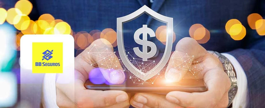 O que o BB Seguro cobre? Na imagem, homem utiliza celular para contratar seguro Banco do Brasil de forma digital