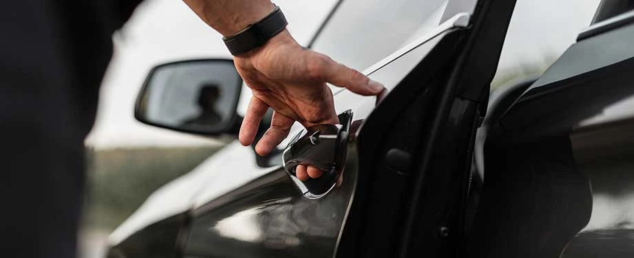 É possível fazer seguro de carro blindado? Na imagem, homem abre porta de veículo após contratar seguro de carro blindado