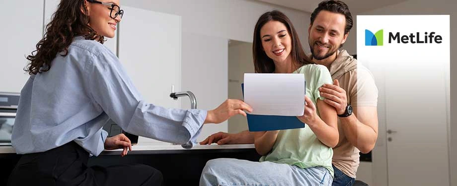 Como saber o que o meu plano MetLife cobre? Na imagem, casal sorri ao conferir condições da apólice do seguro MetLife
