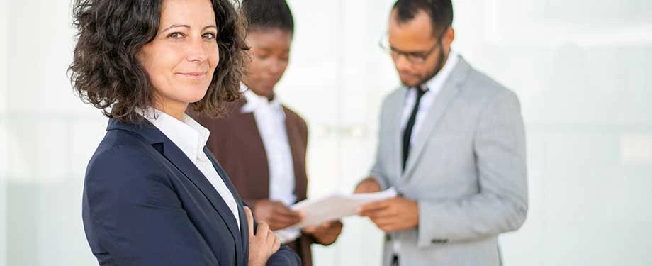 Quanto custa um seguro para empresa? Na imagem, donos de empresa assinam contrato de seguro garantira para empresas