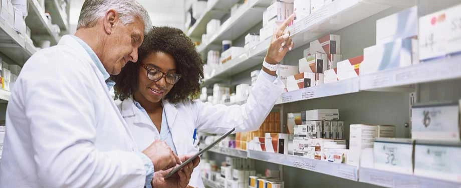 Como acionar o seguro farmácia? Na imagem, farmacêuticos trabalhando evidenciam a importância de saber como acionar o seguro farmácias em caso de sinistro