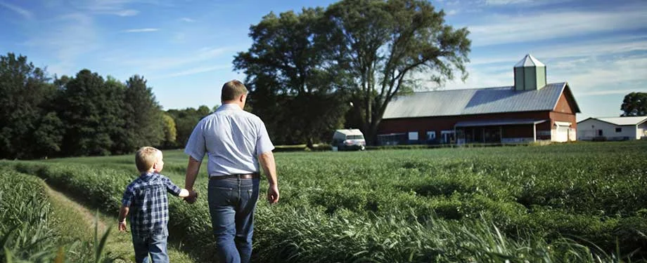 Qual o valor do seguro rural? Na imagem, vemos agricultor que contratou o seguro propriedade rural, cujo valor foi calculado considerando as coberturas escolhidas, propriedade, hist&oacute;rico de sinistros, entre outros fatores 