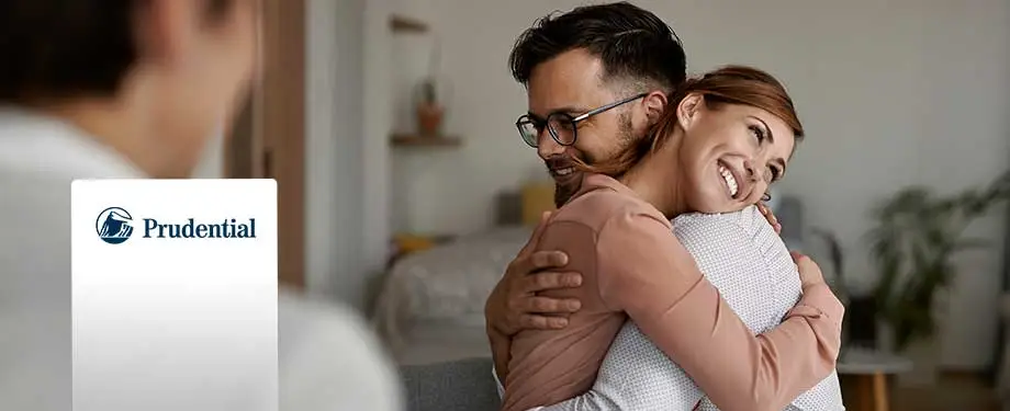 Quanto a Prudential paga? Na imagem, casal se abraça e sorri após contratar seguro de vida da Prudential