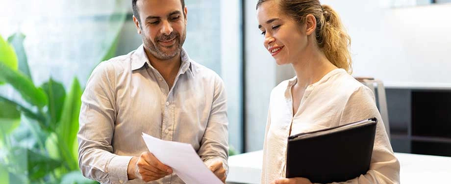 Como contratar seguro stop loss saúde? Na imagem, donos de empresas em alusão a importância de contar com a orientação de um bom corretor de seguros para contratar apólice