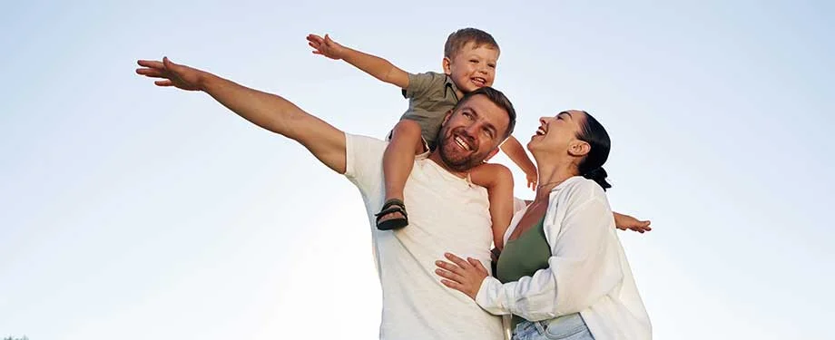 Como contratar o seguro de vida? Na imagem, fam&iacute;lia se abra&ccedil;ando representa seguran&ccedil;a do seguro de vida, que pode ser contratado com aux&iacute;lio de uma corretora de seguros 