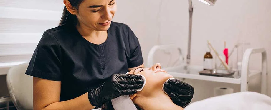 Qual &eacute; a responsabilidade civil por dano est&eacute;tico? Na imagem, profissional de est&eacute;tica representa a necessidade de proteger a sua responsabilidade civil com o seguro RC est&eacute;tica 