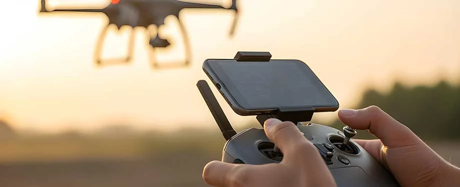 Qual seguradora aceita drones? Na imagem, pessoa pilotando drone em alusão ao seguro drone, que é oferecido por diversas seguradoras no Brasil, como a Tokio Marine, Mapfre, Allsseg e Essor