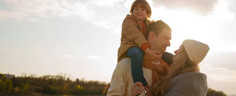 Como contratar o seguro de vida capital global? Na imagem, casal com filho em alus&atilde;o ao seguro de vida capital global, que pode ser contratado com aux&iacute;lio de um corretor de seguros 