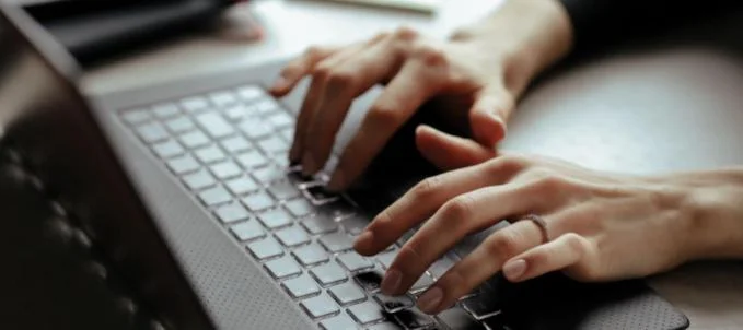 Como-contratar-o-seguro-empresas? Como contratar seguro empresas? Na imagem, pessoa que quer saber o que é seguro empresas pesquisando no notebook.