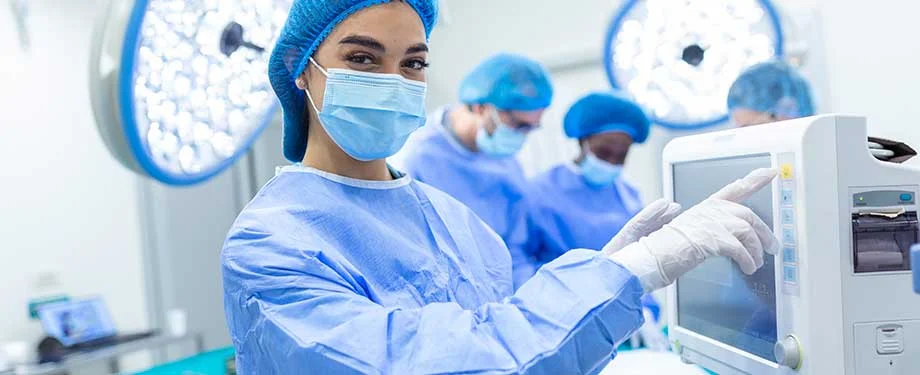 Como contratar o seguro equipamentos m&eacute;dicos? Na imagem, m&eacute;dica utilizando monitor refor&ccedil;a import&acirc;ncia de contratar seguro para evitar que problemas nos equipamentos gerem grandes preju&iacute;zos financeiros 