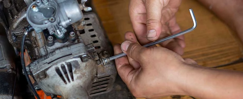 Como contratar o seguro garantia mec&acirc;nica? Na imagem, pessoa consertando motor de ve&iacute;culo em alus&atilde;o ao seguro que pode ser contratado com a orienta&ccedil;&atilde;o de uma boa corretora de seguros 