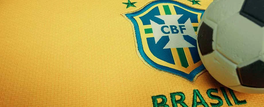 Como contratar o seguro intermedi&aacute;rio CBF? Na imagem, camisa da sele&ccedil;&atilde;o brasileira de futebol refor&ccedil;a a import&acirc;ncia do seguro intermedi&aacute;rio CBF, que pode ser contratado com corretora de seguros 