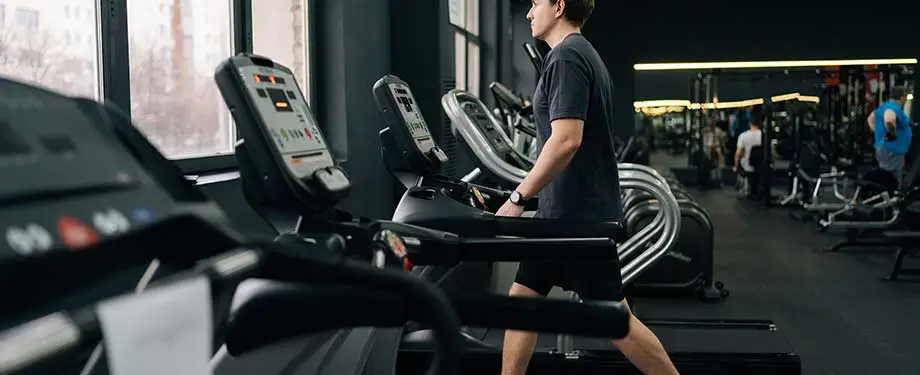 Como contratar o seguro para academia? Na imagem, homem fazendo esteira em alus&atilde;o ao seguro para academia, que pode ser contratado por meio de uma corretora de seguros 