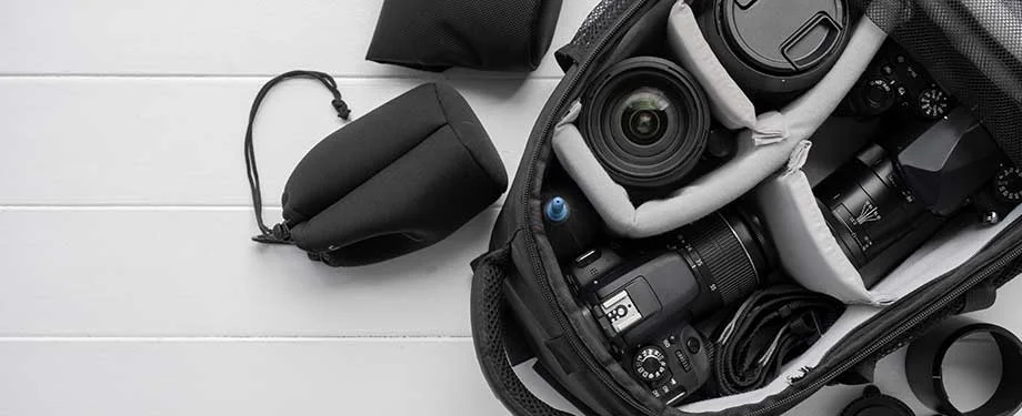 Valor seguro câmera fotográfica? Na imagem, mochila com equipamentos fotográficos em alusão ao seguro cujo valor depende de fatores como número e tipo de equipamentos, histórico de sinistros, seguradora contratada, entre outros