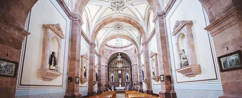 Como contratar o seguro para igreja? Na imagem, altar de igreja em alus&atilde;o ao seguro, que pode ser contratado com aux&iacute;lio de uma corretora de seguros 
