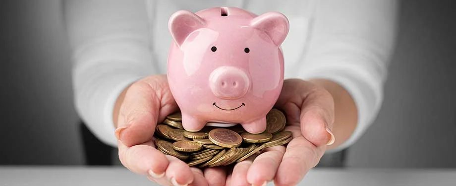 O que significa seguro renda protegida? Na imagem, moedas e cofres representando seguro que oferece seguran&ccedil;a financeira em caso de imprevistos que impedem de trabalhar 