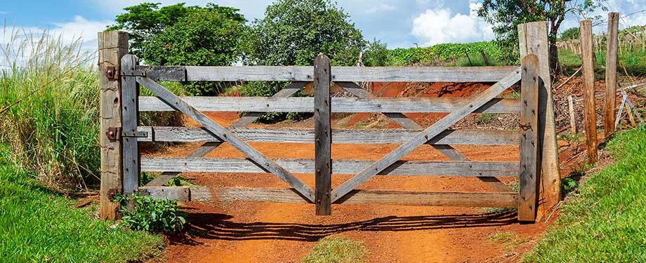 Como contratar o seguro porteira fechada? Na imagem, port&atilde;o de propriedade rural em alus&atilde;o ao seguro que pode ser contratado com aux&iacute;lio de uma corretora de seguros 