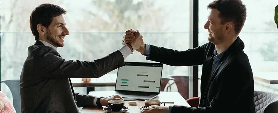 Como contratar o seguro sucess&atilde;o empresarial? Na imagem, s&oacute;cios apertam as m&atilde;os ap&oacute;s contratarem o seguro sucess&atilde;o empresarial 