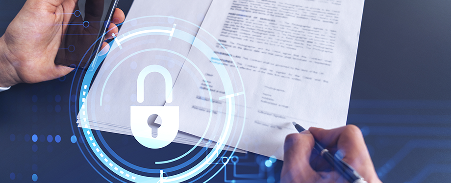 Como contratar seguro cyber? Na imagem, dono de empresa lendo apólice de seguro contra riscos cibernéticos antes de contratar.