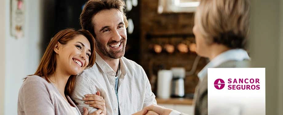 Como acionar seguro Sancor? Na imagem, marido e mulher conversam com corretora para contratar cobertura da Sancor Seguros
