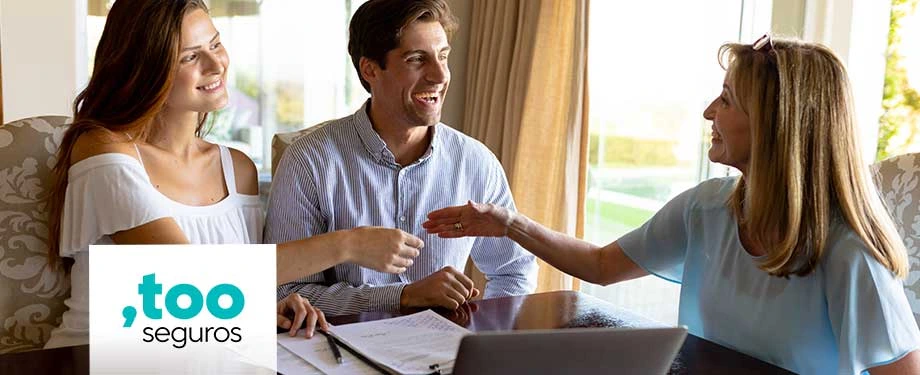 A Too Seguros é de qual banco? Na imagem, casal faz cotação de seguro Too com corretora e decide assinar apólice