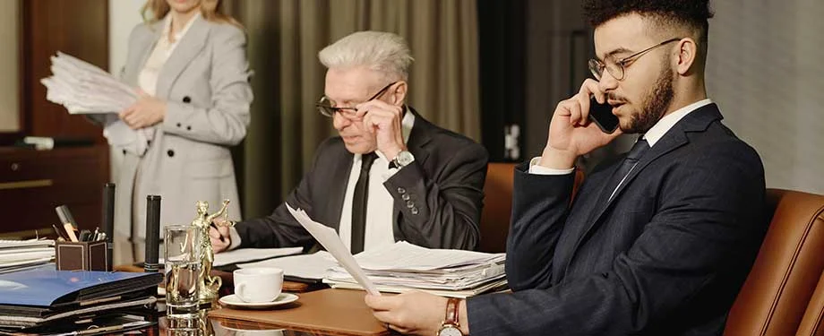 Como contratar seguro para escrit&oacute;rio de advocacia? Na imagem, advogados representam o seguro para escrit&oacute;rio de advocacia, que pode ser contratado com aux&iacute;lio de uma corretora de seguros 