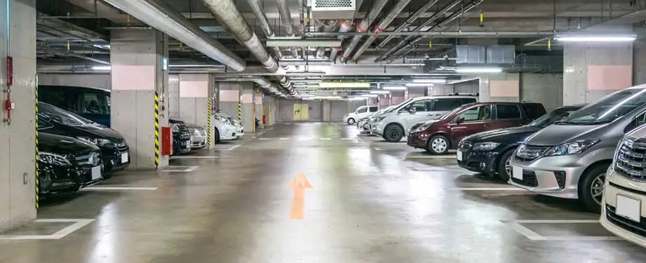 Como contratar seguro para estacionamento? Na imagem, ve&iacute;culos estacionados em alus&atilde;o ao seguro estacionamento, que pode ser contratado com a orienta&ccedil;&atilde;o de uma corretora de seguros como a Mutuus 