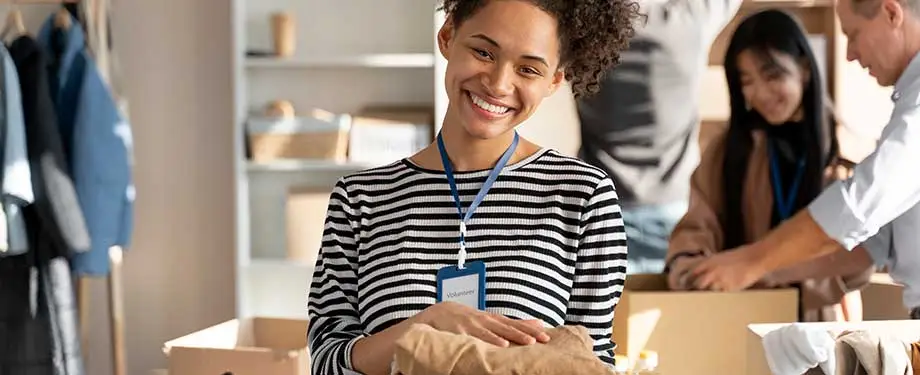 Como contratar seguro para microempreendedor individual? Na imagem, microempreendedora sorri ap&oacute;s garantir cobertura para seu pequeno neg&oacute;cio 