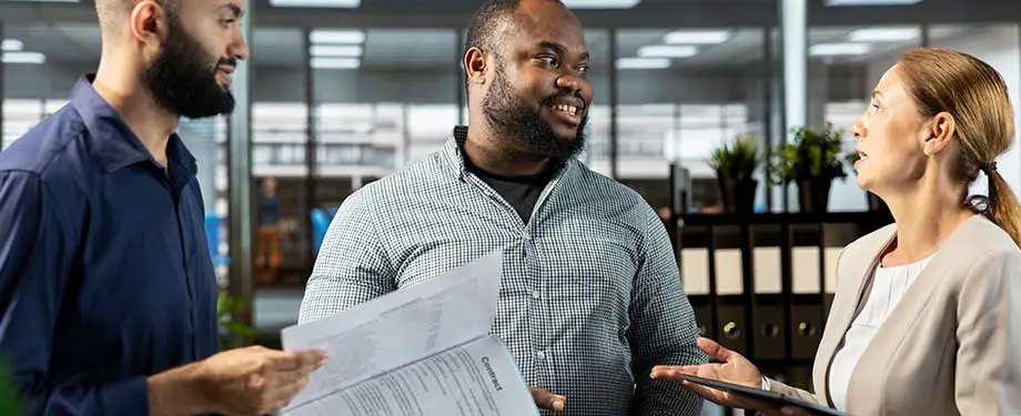 O que é RC trabalhista? Na imagem, trabalhadores conversam sobre a importância do RC Empregador