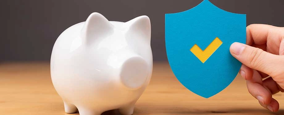 Como funciona o processo de antecipação de recebíveis? Na imagem, escudo e cofre representam vantagens do seguro garantia antecipação de recebíveis