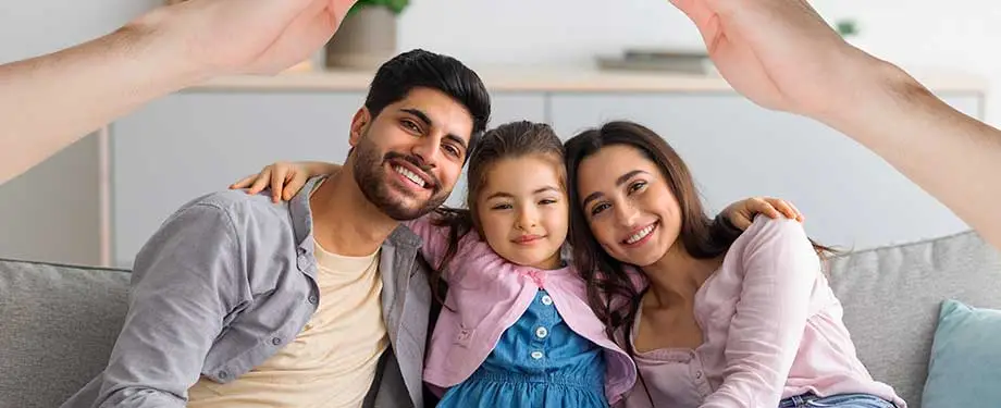 Qual o melhor seguro de vida hoje? Na imagem, família feliz evidencia que estratégias, como contratar antecipadamente, podem ajudar a deixar o preço do seguro de vida mais barato