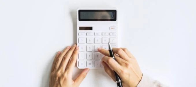 Como-e-calculado-o-valor-do-seguro-para-empresas? Como calcular valor seguro empresas? Na imagem, pessoa que entendeu o que é seguro empresas e quer saber o custo dele.