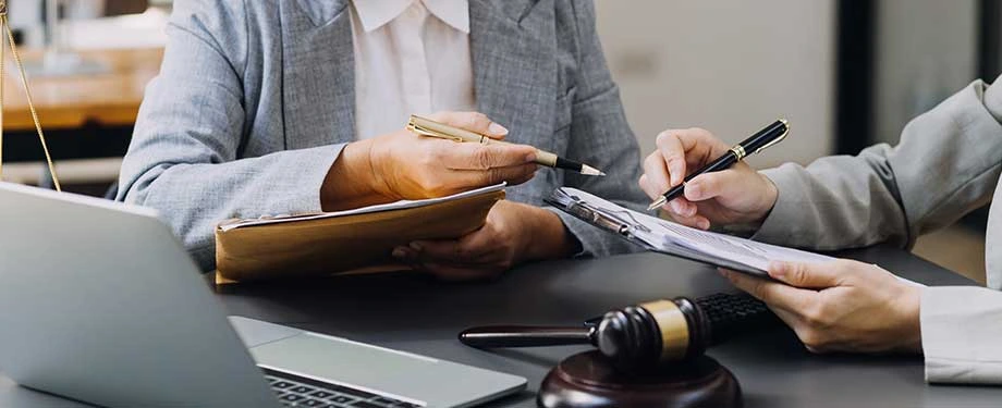 Como posso resgatar o valor do meu seguro garantia judicial? Na imagem, corretor explica regras da apólice do seguro garantia judicial para contratante