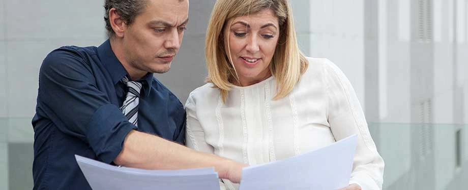 O que significa RC Empresa? Na imagem, corretor de seguros tira dúvidas sobre apólice de Seguro de Responsabilidade Civil Empresarial