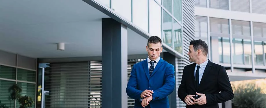 Qual a melhor seguradora empresarial? Na imagem, donos de seguradora empresarial representam que a melhor seguradora depende da necessidade do segurado 