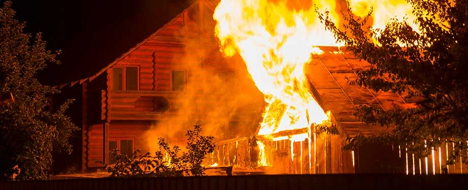 O seguro residencial cobre incêndio? Na imagem, imóveis incendiados em alusão ao seguro residencial, que cobre situações como incêndios
