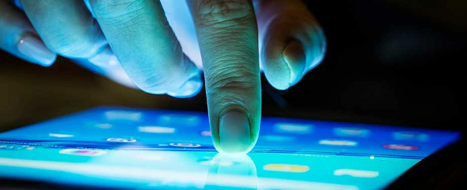 Qual o melhor multicálculo seguros ? Na imagem, pessoa utiliza tablet para escolher o melhor multicálculo de seguros