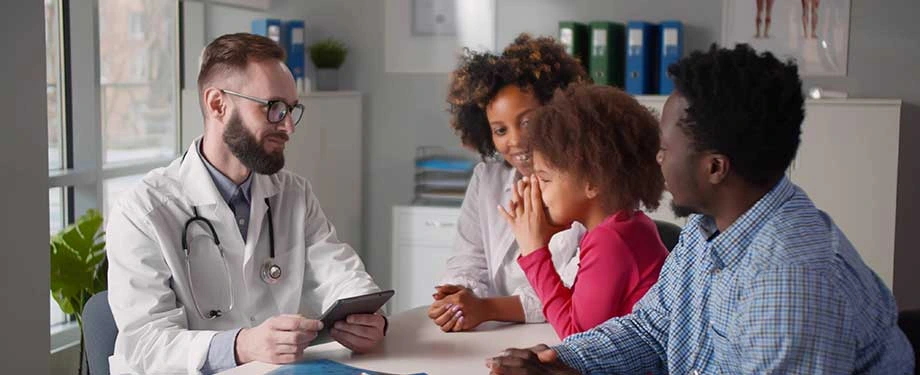 O que é preciso para dar entrada no seguro doença? Na imagem, família em consulta médica após dar entrada no seguro doença