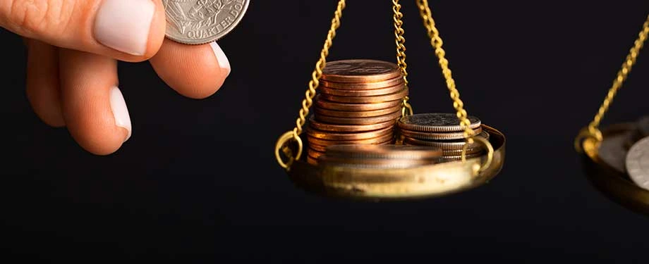 Qual o procedimento para fazer o depósito em juízo? Na imagem, vemos balança com moedas, evidenciando que o dinheiro pode ser depositado como uma garantia ao Poder Judiciário