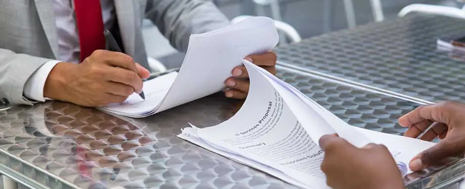 Quanto tempo demora a execução provisória trabalhista? Na imagem, advogado conversa com cliente sobre como fazer execução provisória na Justiça do Trabalho