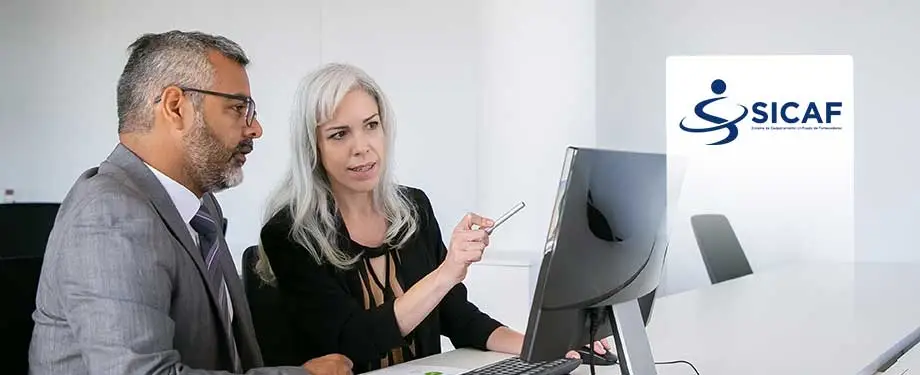 Como fazer o cadastro SICAF? Na imagem, pessoa explica como fazer SICAF cadastro