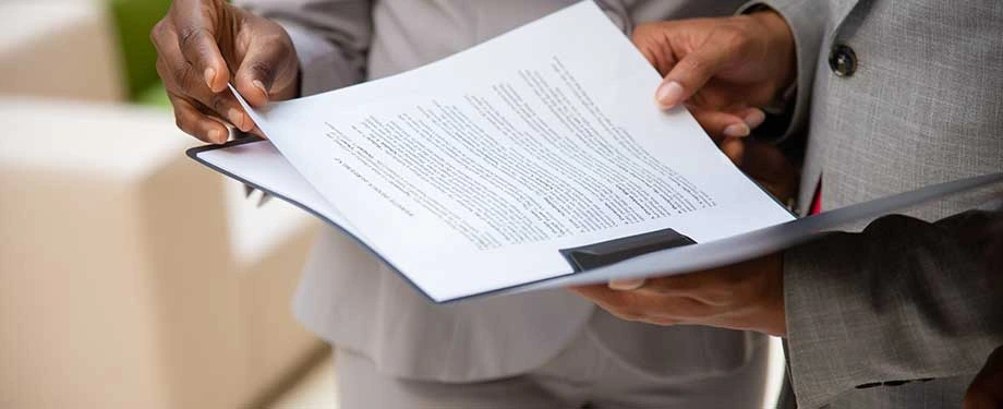 Como emitir o contrato social? Na imagem, pessoas lendo as regras do contrato antes de assiná-lo